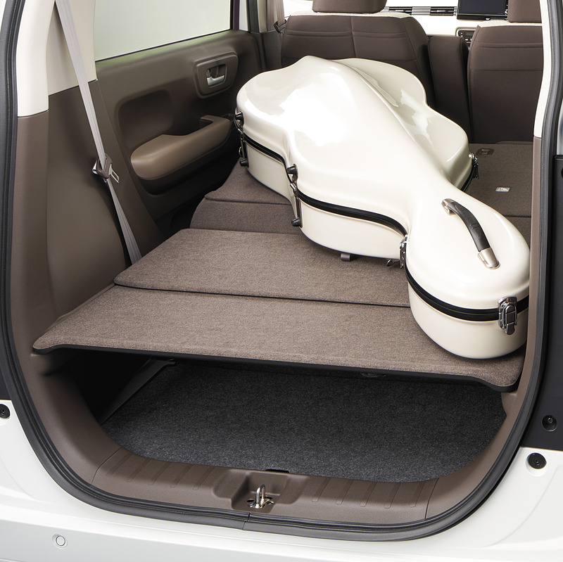 リアハッチの開口部を広げて低床化を行なったラゲッジスペースでは、高さのある荷物に対応する「ローフロアモード」（左）、リアシートの前倒しとフロアボードのフロアで大きな荷物に対応する「ビッグラゲッジモード」（中央）、フロアボードの上でで荷物を積み分ける「2段ラックモード」（右）など、多彩な使い方を実現する