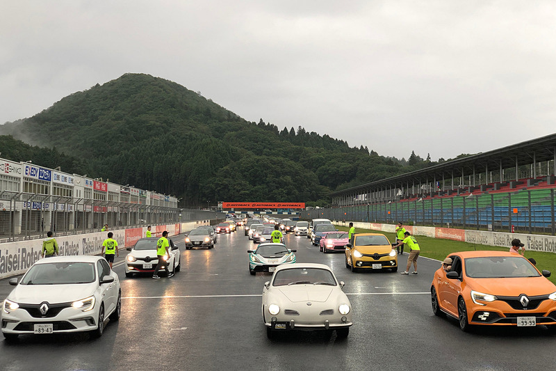 TOHM名物とも言える、フィナーレの全員参加のパレードラン。雨がちらつく中、3列に並んだ長～いクルマたちの列がゆっくりと岡山国際サーキットのコースをまわります。各ポストのオフィシャルさんたちが、旗を振って見守ってくれるのも感動的なんです。みんな、雨の中最後まで残ってこれに参加するのを楽しみにしてくれるので、本当にありがたいことですね。ジャンケン大会でずぶ濡れになった皆さん、風邪など引いてないでしょうか？　それだけが心配です