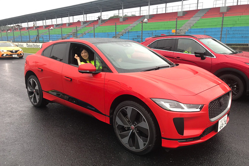 5年ぶりに参加したパレードランは、スタッフの粋なはからいで、助手席に娘を乗せてジャガー「I-PACE」を走らせました。ちなみに夫はすぐ前でホンダ「NSX」に乗っていて、家族3人でこのイベントに参加できたことが本当に嬉しかったです。ま、娘は乗ってすぐにスピ～と気持ちよさそうに眠ってしまい、パレードの間ずっと起きなかったのですが（笑）。少しでも記憶に残っていてくれたらいいなぁと願うばかりです