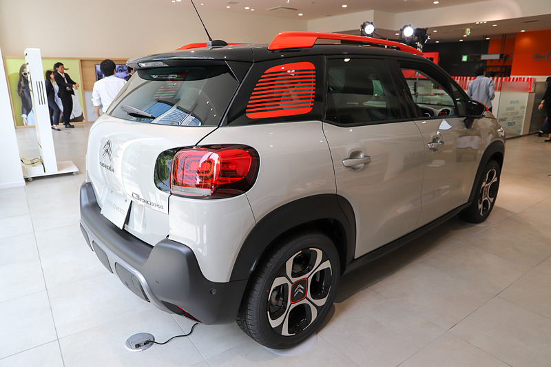 ボディサイズは4160×1765×1630mm（全長×全幅×全高）で、ホイールベースは2605mm。最高出力81kW（110PS）/5500rpm、最大トルク205Nm/1750rpmを発生する直列3気筒DOHC 1.2リッター“PureTech”ターボエンジンを搭載し、トランスミッションには電子制御の6速AT「EAT6」を組み合わせる