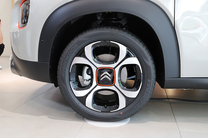 ボディサイズは4160×1765×1630mm（全長×全幅×全高）で、ホイールベースは2605mm。最高出力81kW（110PS）/5500rpm、最大トルク205Nm/1750rpmを発生する直列3気筒DOHC 1.2リッター“PureTech”ターボエンジンを搭載し、トランスミッションには電子制御の6速AT「EAT6」を組み合わせる