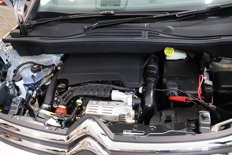 ボディサイズは4160×1765×1630mm（全長×全幅×全高）で、ホイールベースは2605mm。最高出力81kW（110PS）/5500rpm、最大トルク205Nm/1750rpmを発生する直列3気筒DOHC 1.2リッター“PureTech”ターボエンジンを搭載し、トランスミッションには電子制御の6速AT「EAT6」を組み合わせる