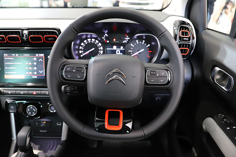 エクステリアのカラーパックと同色のアクセントカラーを用いて華やかなインテリアを演出。2WD（FF）モデルにもかかわらず、独自の駆動力制御技術「グリップコントロール」やヒルディセントコントロールを搭載する。トノカバー下のトランク容量は410～520Lで、リアシートを畳んだ際の最大容量は1289L