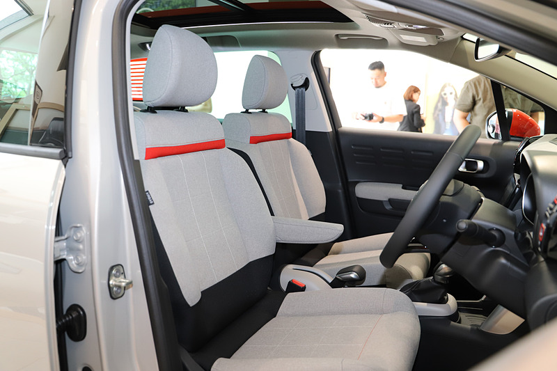 エクステリアのカラーパックと同色のアクセントカラーを用いて華やかなインテリアを演出。2WD（FF）モデルにもかかわらず、独自の駆動力制御技術「グリップコントロール」やヒルディセントコントロールを搭載する。トノカバー下のトランク容量は410～520Lで、リアシートを畳んだ際の最大容量は1289L