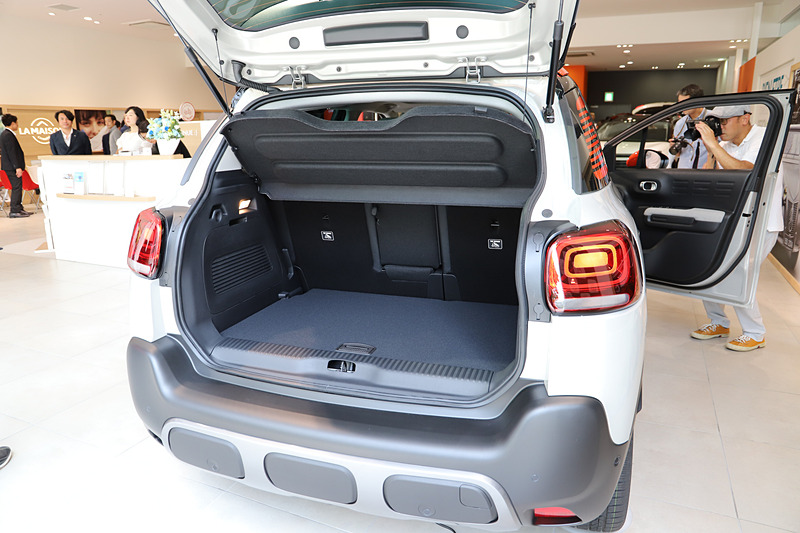 エクステリアのカラーパックと同色のアクセントカラーを用いて華やかなインテリアを演出。2WD（FF）モデルにもかかわらず、独自の駆動力制御技術「グリップコントロール」やヒルディセントコントロールを搭載する。トノカバー下のトランク容量は410～520Lで、リアシートを畳んだ際の最大容量は1289L