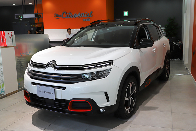 5月28日に発売された「C5 エアクロス SUV」。ボディサイズは4500×1850×1710mm（全長×全幅×全高）で、ホイールベースは2730mm。最高出力130kW（177PS）/3750rpm、最大トルク400Nm/2000rpmを発生する直列4気筒DOHC 2.0リッター“BLUE HDi”ディーゼルターボエンジンを搭載し、トランスミッションには最新世代の電子制御8速AT「EAT8」を組み合わせる