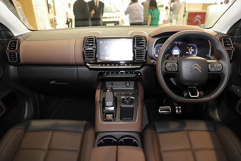 すべての乗員がより快適な移動を楽しめるよう、ヒューマン・オリエンテッドな視点で開発が行なわれたインテリア。密度の高い独自の高密度ウレタンフォームを採用したアドバンスドコンフォートシートは、ふっかふかの座り心地