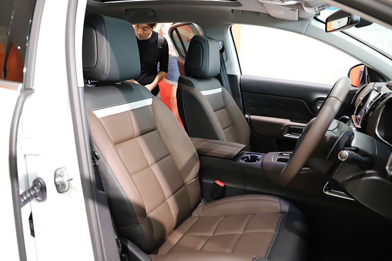 すべての乗員がより快適な移動を楽しめるよう、ヒューマン・オリエンテッドな視点で開発が行なわれたインテリア。密度の高い独自の高密度ウレタンフォームを採用したアドバンスドコンフォートシートは、ふっかふかの座り心地