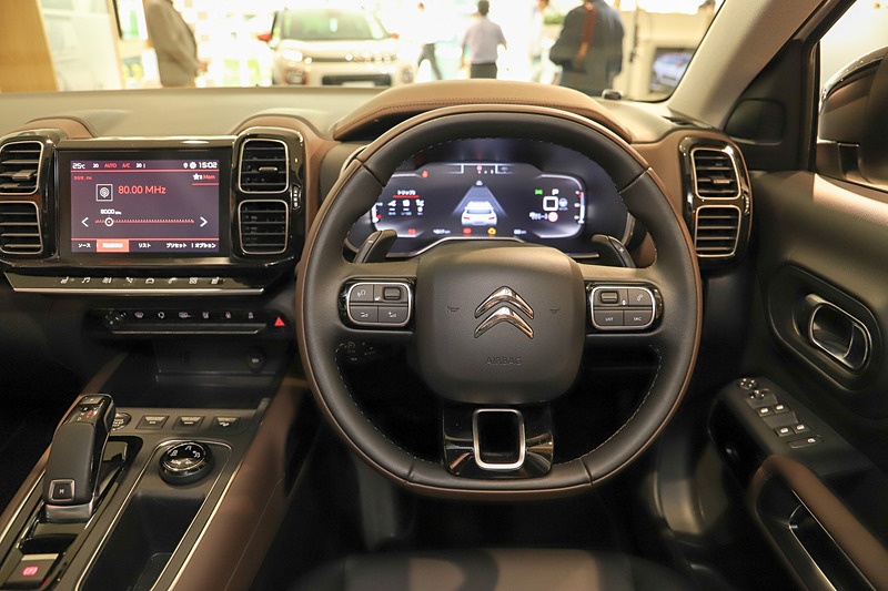 すべての乗員がより快適な移動を楽しめるよう、ヒューマン・オリエンテッドな視点で開発が行なわれたインテリア。密度の高い独自の高密度ウレタンフォームを採用したアドバンスドコンフォートシートは、ふっかふかの座り心地