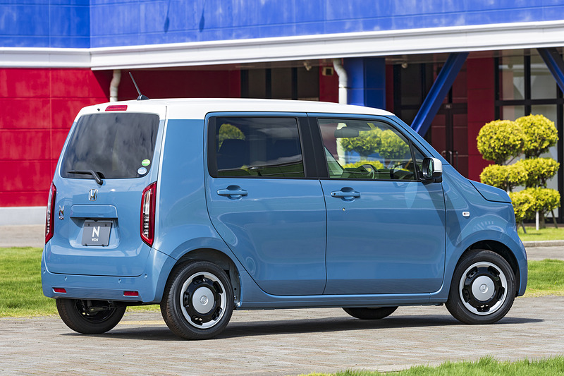 撮影車両はL・ターボ Honda SENSING。ボディカラーは2トーンカラーの「ホライズンシーブルー・パール＆ホワイト」