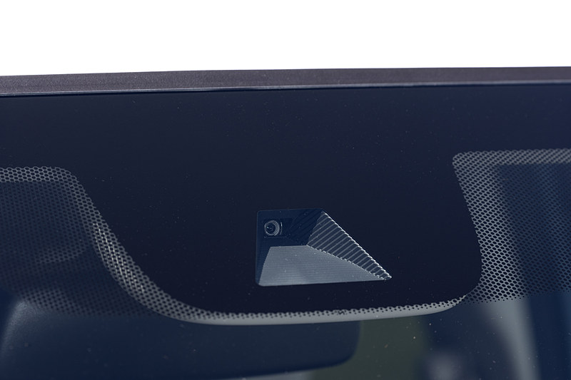 フロントウィンドウ上部にホンダセンシングの単眼カメラを設置