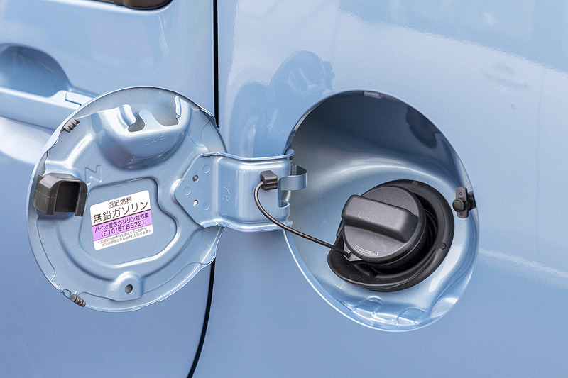 燃料は無鉛レギュラーガソリン仕様。タンク容量は2WD車が27L、4WDは25L