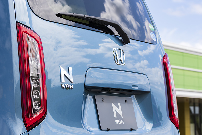 車名エンブレムは初代モデルと同じ位置