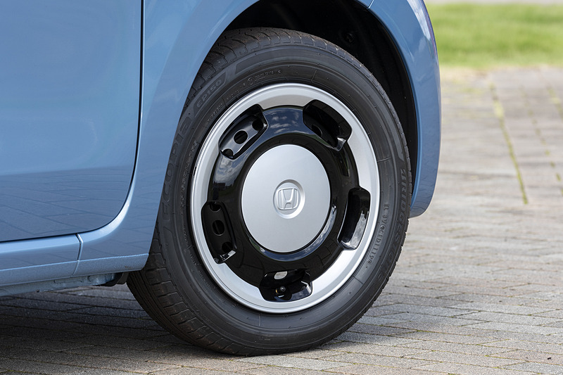 撮影車両の装着タイヤはブリヂストン「エコピア EP150」でサイズは155/65R14。ホイールキャップは2トーンカラー専用となるシルバー＆ブラック塗装