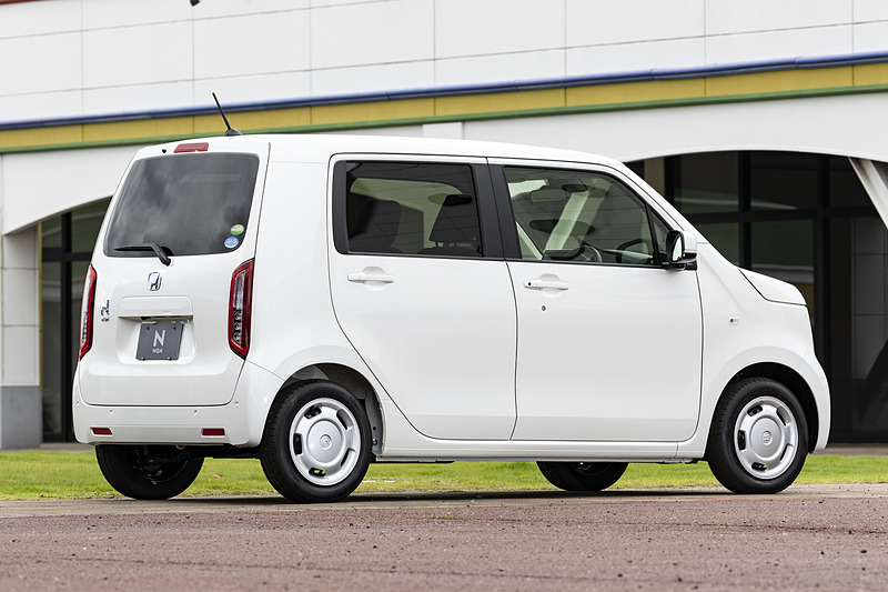 こちらは自然吸気エンジンを搭載するL・Honda SENSING。ボディカラーはプラチナホワイト・パール