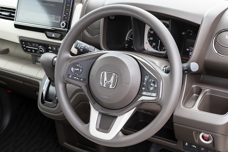 ステアリングはウレタンタイプ。L系グレードはロアーガーニッシュがアイボリーになる