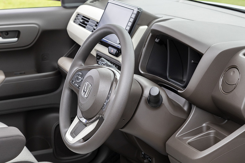 ステアリングはチルト（上下）だけでなくテレスコピック（前後）の調節も可能。調整幅は各30mmで、左から最も手前に引いて下げた状態、最も手前に引いて上げた状態、最も押し込んで下げた状態となる