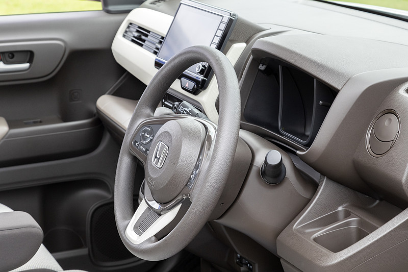 ステアリングはチルト（上下）だけでなくテレスコピック（前後）の調節も可能。調整幅は各30mmで、左から最も手前に引いて下げた状態、最も手前に引いて上げた状態、最も押し込んで下げた状態となる