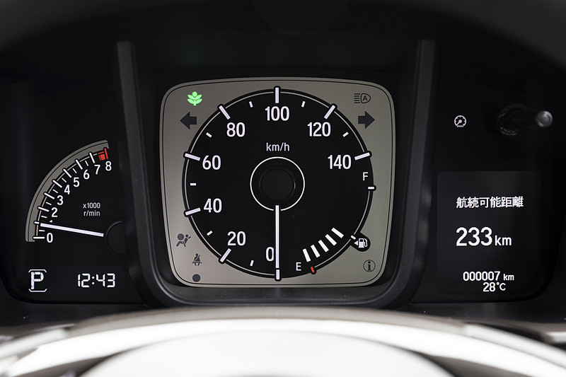 メーターパネルもシンプルなデザイン。タコメーターも装備する