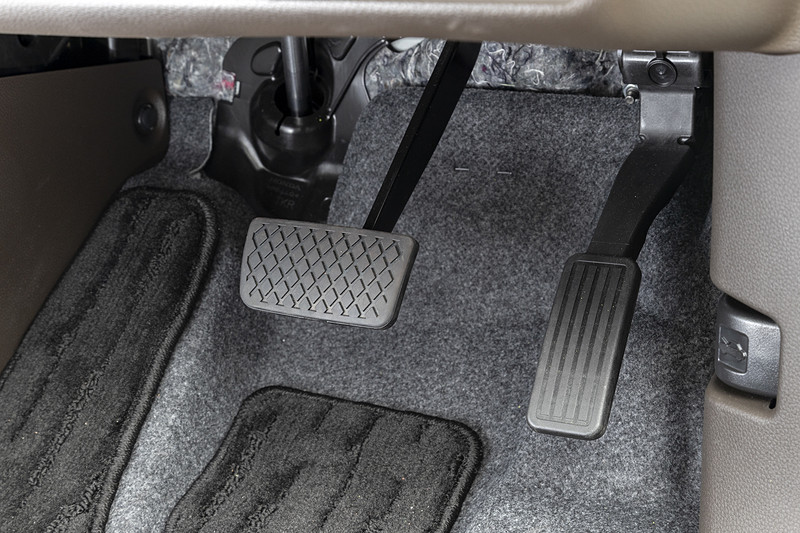 ペダルまわり。ブレーキペダルはかかとを動かさずに踏み込める構造を採用