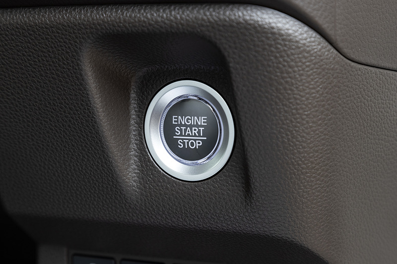 プッシュ式エンジンスタートスイッチはON/OFFなど状況によって2色に変化する