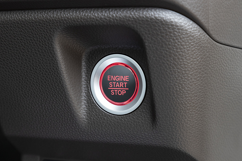 プッシュ式エンジンスタートスイッチはON/OFFなど状況によって2色に変化する