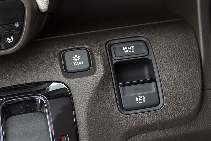 パーキングブレーキは電動式になり、ステアリングコラム左前方に配置