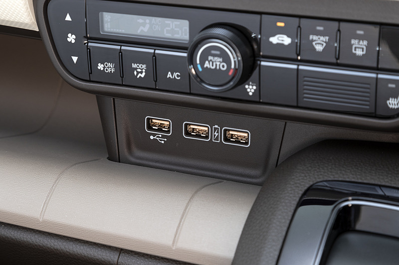 L系グレードは充電用USB端子を2つ装着。純正ナビ装着時には音楽や映像再生用のUSB端子がプラスされて計3つになる