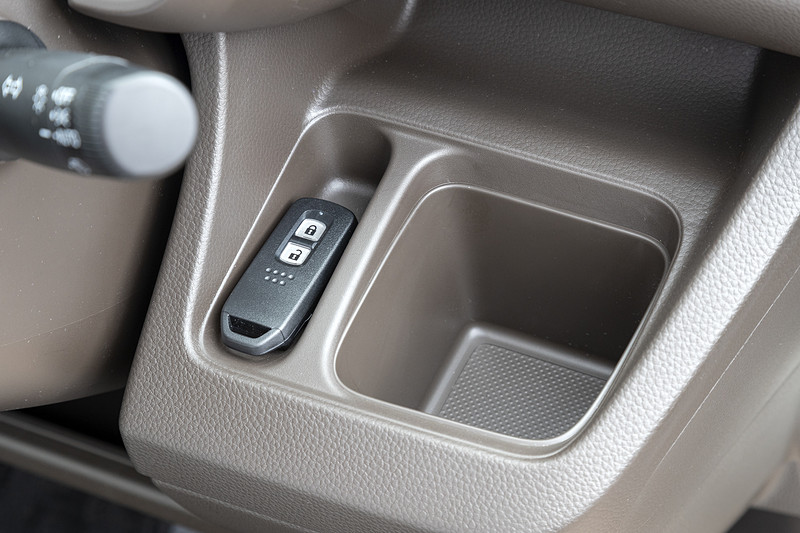 ステアリングコラム右側にカップホルダーを用意。スマートキー用のスペースもある