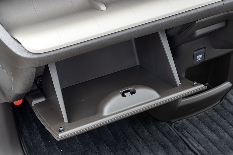 グローブボックスは標準的なサイズ