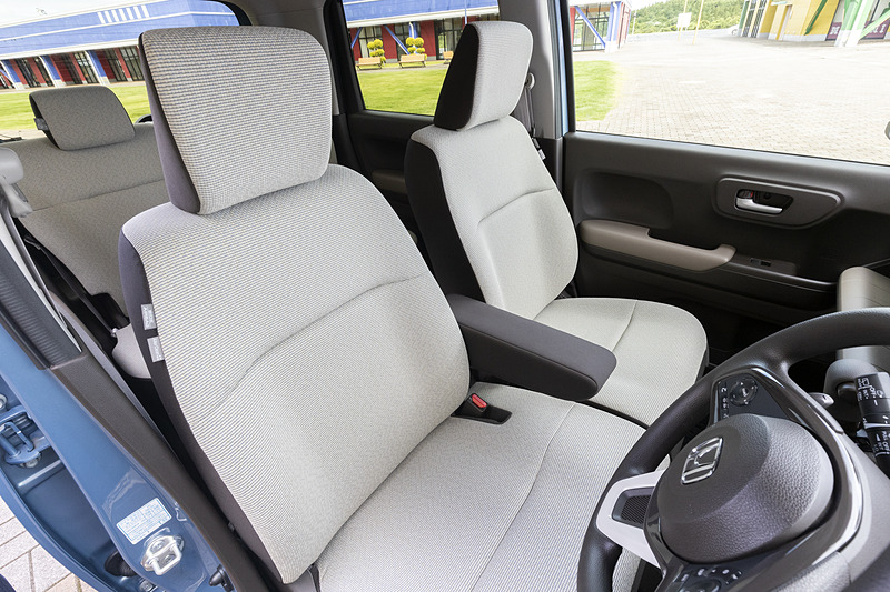 シート表皮はざっくりとした質感のジャージー。ベンチタイプのシートにはアームレストも用意する。運転席には50mm調整可能なハイトアジャスターを装備