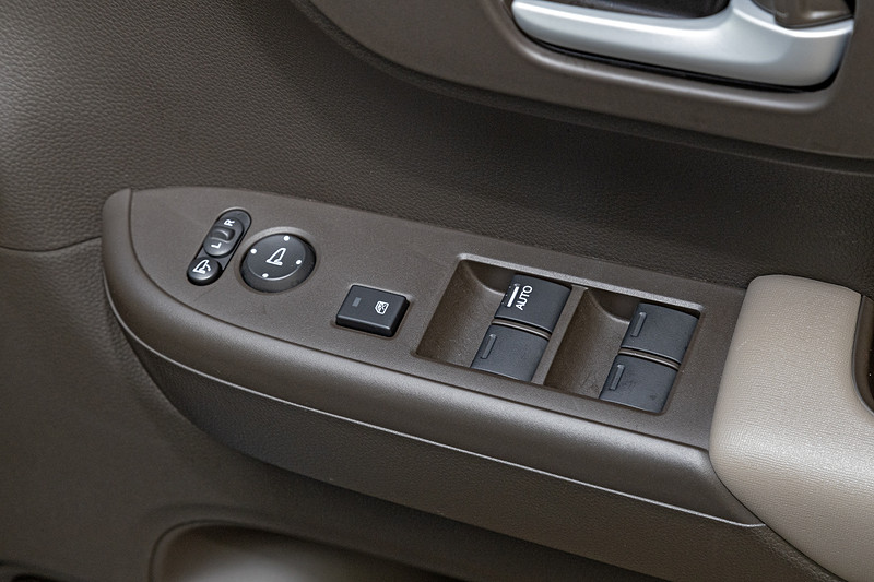 アームレストにはパワーウィンドウとドアミラーのスイッチなどをレイアウト