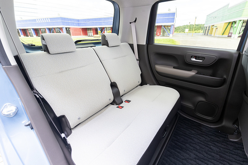 リアシートを最後部にセットした状態。背もたれのみ分割式となる