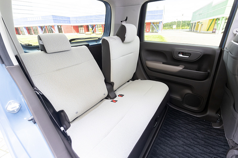 リクライニングの調整も左右独立して行なえる