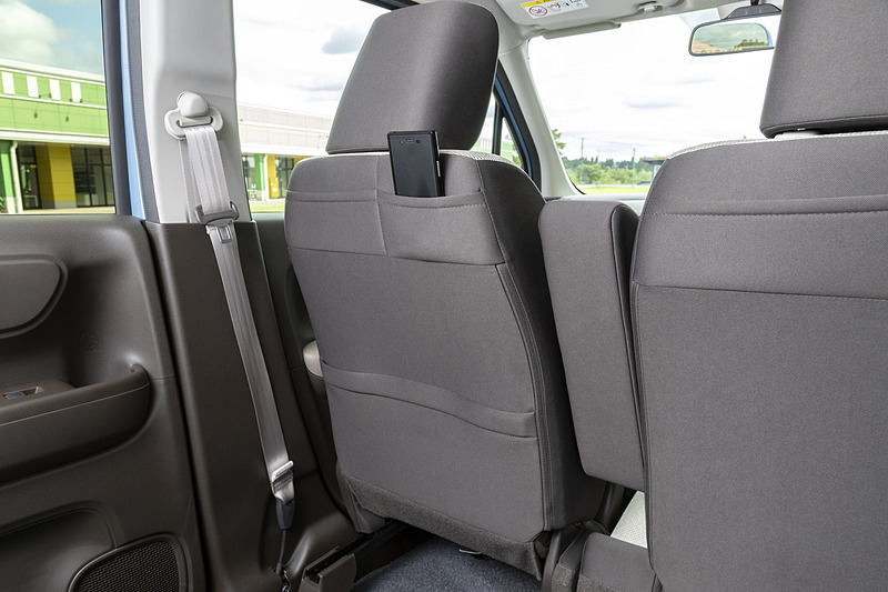L系グレードのフロントシート背面にシートバックポケットを備える。助手席側は上下2段式