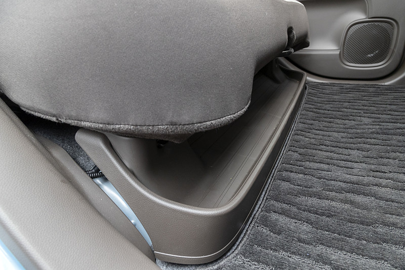 リアシートのアンダートレーは初代から継承