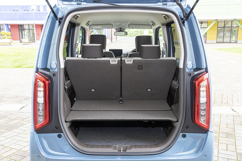 フロアボードを使えばラゲッジスペースの高さを有効活用できる