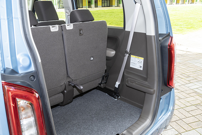 背もたれを直角にセットすることでダンボール箱のような荷物を積み上げることも可能