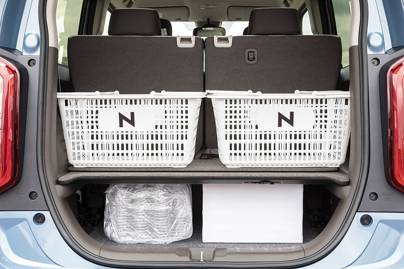 この状態でフロアボードを使うと上に買い物かご、下には500mLのペットボトルといった買い物の荷物を積み分け可能