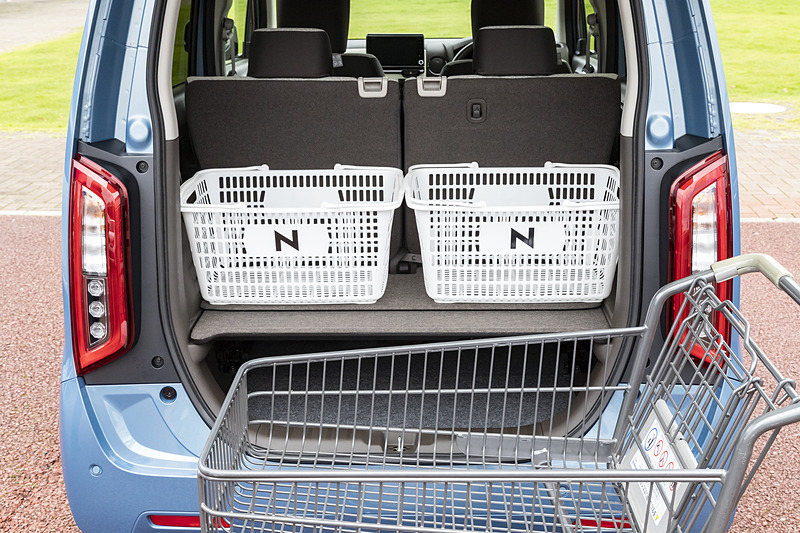 フロアボードは一般的なショッピングカートとほぼ同じ高さで、載せ替えもスムーズ