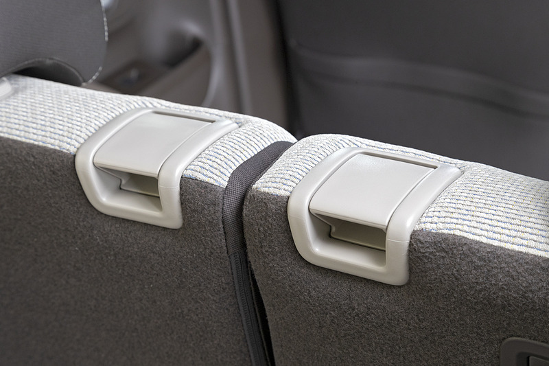 背もたれ上部にリクライニング用のレバーがあり、ラゲッジスペース側からでも簡単に操作できる