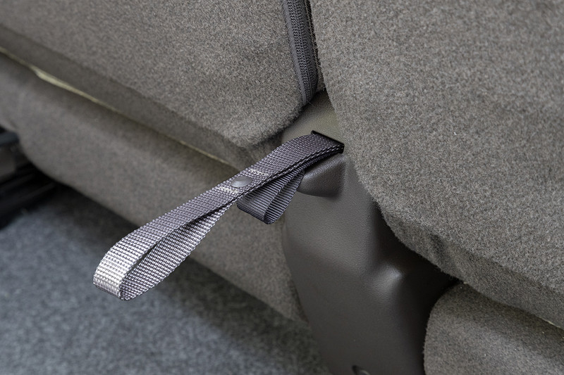 リアシートの前後スライド用のストラップは長短2本用意