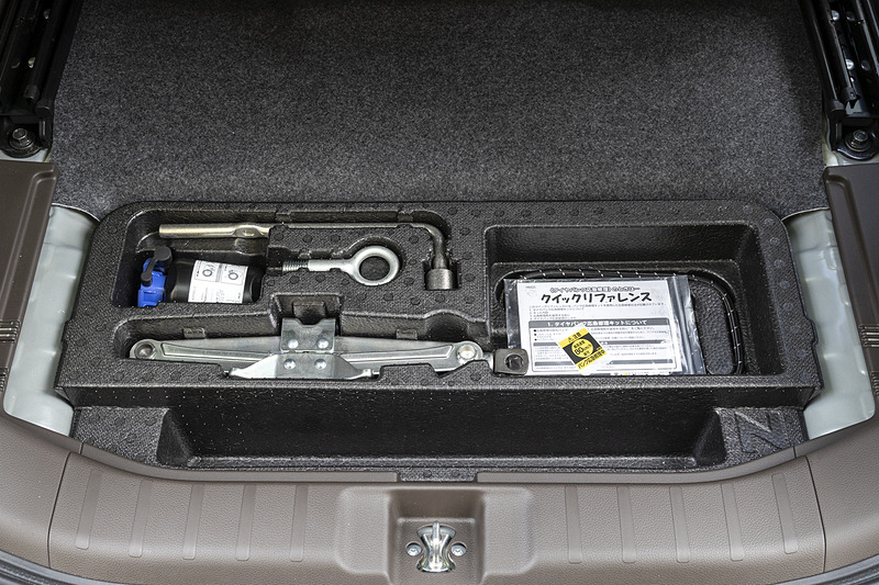 フロア下にアンダーボックスを装備。ツール類が収められている