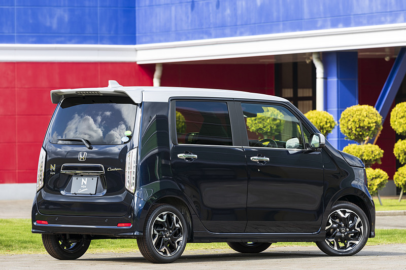 撮影車両はL・ターボ Honda SENSING。ボディカラーは「ミッドナイトブルービーム・メタリック＆シルバー」の2トーンカラー