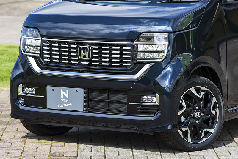 メッキを配した大型グリルと角形ヘッドライトの採用でイメージが一変。グリル内にある棒状のメッキ部分はすべて大きさが違うというこだわりの造形となっている