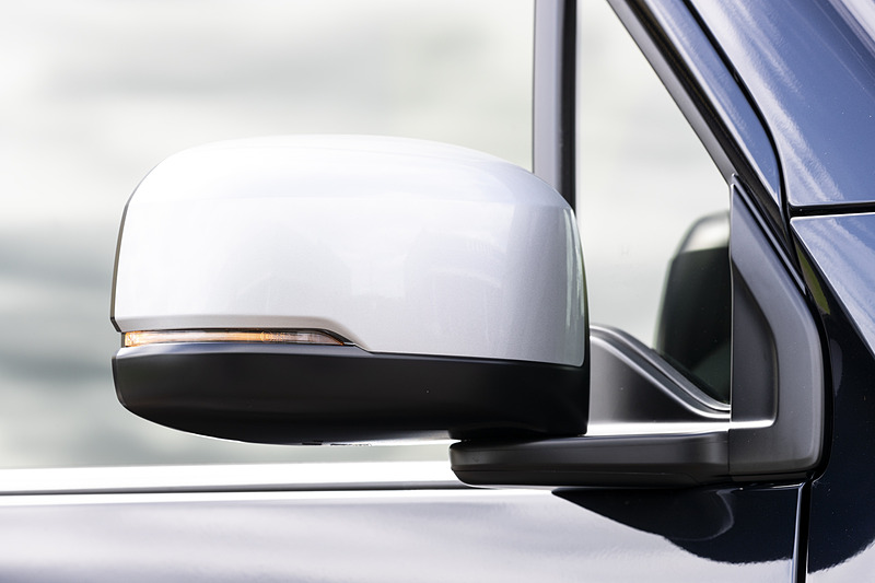 ドアミラーはLEDウインカー内蔵タイプに変更