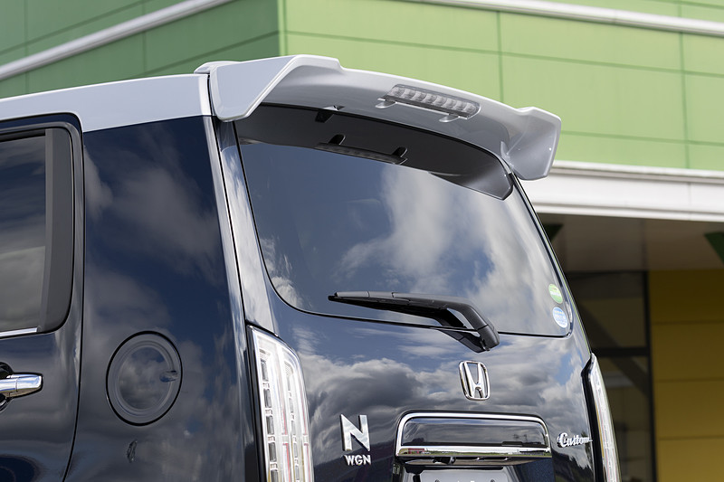 テールゲートスポイラーはカスタム専用エクステリアのアイテム