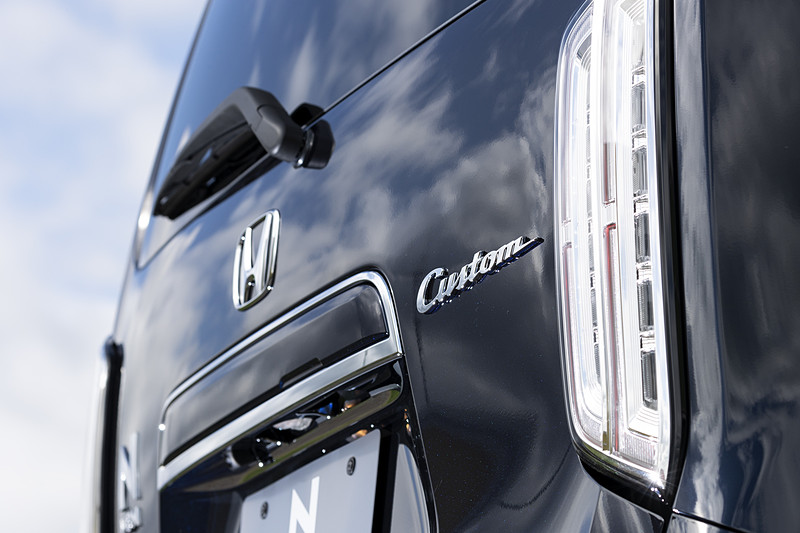 リアゲートに「Custom」のエンブレムを装着