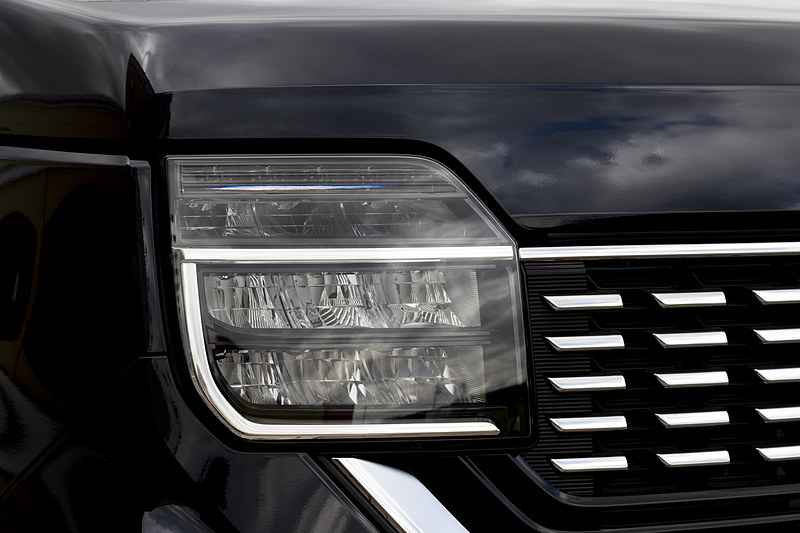 9灯式フルLEDヘッドライトの点灯パターン。写真では分かりにくいがポジション点灯時はコの字型部分が点灯している。ウインカーは流れるように点灯するシーケンシャルタイプ