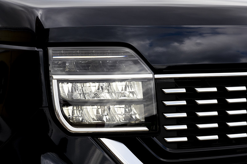 9灯式フルLEDヘッドライトの点灯パターン。写真では分かりにくいがポジション点灯時はコの字型部分が点灯している。ウインカーは流れるように点灯するシーケンシャルタイプ